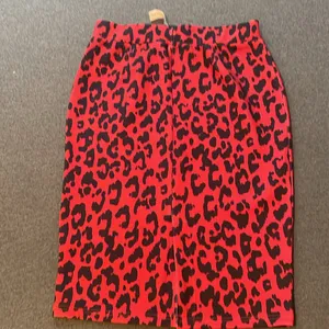 Red cheetah prints pencil skirt thumbnail 2