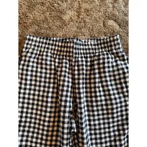 Old Navy Linen-Blend Straight-Leg Gingham Pants Black White Cropped thumbnail 2