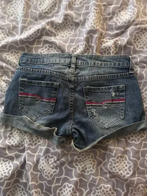 Low waisted jean shorts thumbnail 3