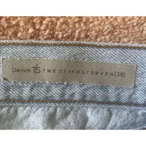TFS Twentyfourseven Women’s High Rise Mom Jeans Blue Light Wash S/M thumbnail 3