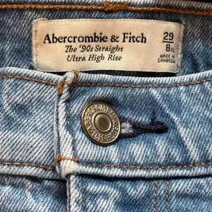 Abercrombie & Fitch the '90s Straight Ultra High Rise Jeans - size 29/8XL thumbnail 2