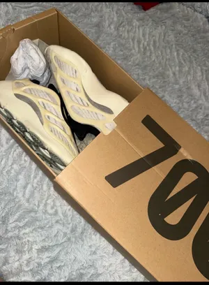 Yeezy 700 V3 thumbnail 9