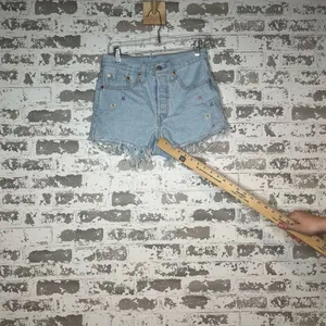 Levi’s | women denim shorts with embroidered flowers thumbnail 4