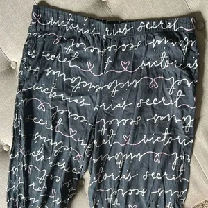 Victoria’s Secret Grey/Pink Logo Printed Two Piece Pajama Set Size XL thumbnail 8