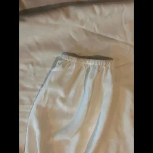 Woman Small White Pants Workout Walking. thumbnail 2