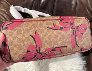 Coach NWT Gallery Tote Bag In Signature Canvas With Bow Print CZ174 thumbnail 4