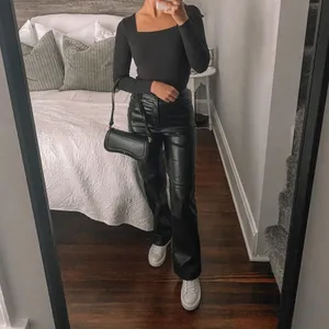 Abercrombie | '90s Straight Ultra High Rise Curve Love Faux Leather Pants thumbnail 2