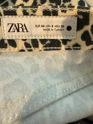 Brand new never worn Zara leopard print jean size 8 thumbnail 2