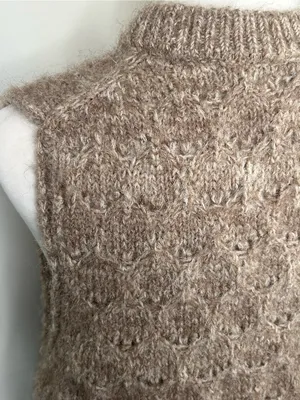 Universal Threads Taupe Fuzzy Pointelle Knit Sleeveless Crewneck Sweater Vest thumbnail 5