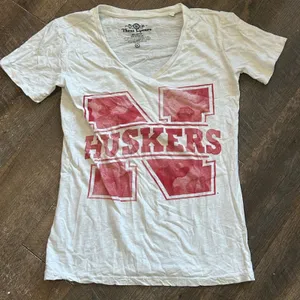 Three Square Nebraska Huskers Graphic V-Neck T-Shirt White Red‎ Camo Logo XL thumbnail 1