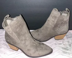 New Dolce Vita No Box Taupe Suede Western Ankle Boots Heel Size 7 thumbnail 1