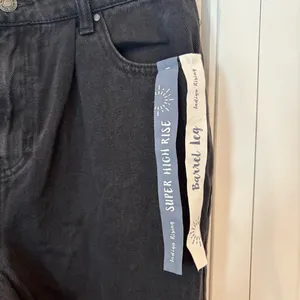 Indigo Rising Black Super High‎ Rise Barrel Leg Jeans Size 5/27 thumbnail 4