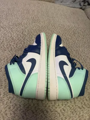 Women’s nike jordan mids  thumbnail 4