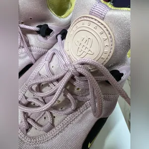 Nike Air Huarache City Move Plum Chalk Running Shoes AO3172-500 Women's Size 7 thumbnail 6