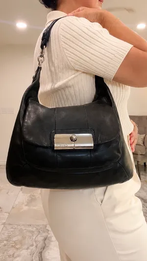 Coach Kristin Black Leather Shoulder Bag Gusseted PocketLatch PurseVintage 16808 thumbnail 1