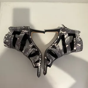 Vince Camuto Frenton Starlight Snake Print Cage Sandals Pewter Gray White 9 thumbnail 5