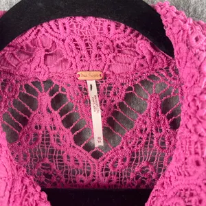 FREE PEOPLE Women’s Size Medium Until Sundown Shirt Cover-Up Boho Pink Crochet‎ thumbnail 3