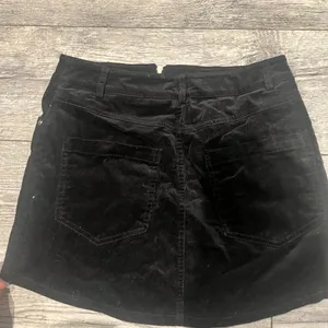 Forever 21 Womens Small Plain Black Mini‎ Skirt Zips Up Front Pockets In Back thumbnail 2
