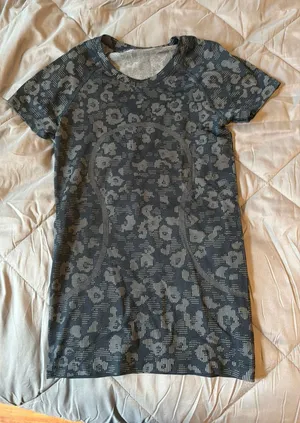 Lululemon Top thumbnail 1