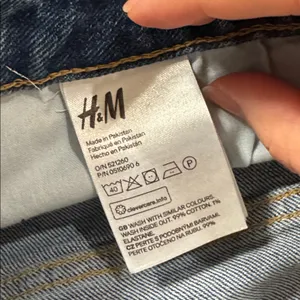 H&M Classic Raw Hem Blue Jean Shorts size 6 thumbnail 9