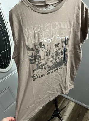 Graphic main st tshirt Size L thumbnail 1