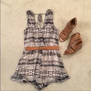 ✨ ASTR Lace patterned Surplice romper ✨ thumbnail 5