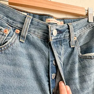 Levi's | Ribcage Straight Ankle‎ Distressed Knee Jeans in Blue size 25 thumbnail 4