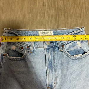 Abercrombie & Fitch The 90’s Relaxed high rise light wash jean size 4 regular thumbnail 4