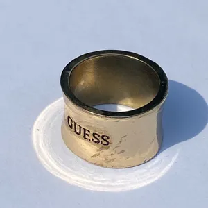 ⚜️💎 Vintage Y2K 2000s Guess Size 7.5 Gold Tone Engraved Cigar Band Ring 💎⚜️ thumbnail 2