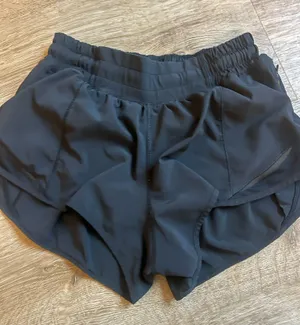 Lululemon Shorts Hotty Hot 2.5" Black thumbnail 1