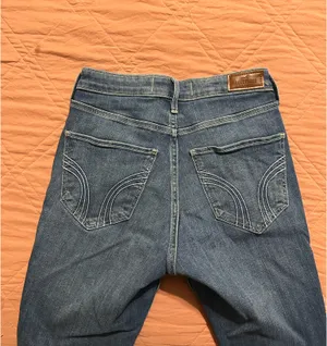 Hollister Curvy High-Rise Skinny Jeans thumbnail 3