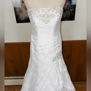 Beautiful David’s Bridal Lace Wedding Gown thumbnail 3