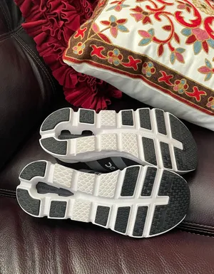 On Cloudflyer 4 Women's pre loved color in grey size 8.5 wear once in store color in Trey/black/white thumbnail 9