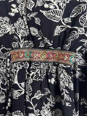 Natura Boho Black-White Floral Print Embroidered Detail Peasant Top/Tunic size M thumbnail 6