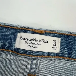 NWT Abercrombie &‎ Fitch the mom short high rise denim shorts sz 32 thumbnail 3