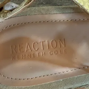 Kenneth Cole Reaction Strappy Gold Sandals Women’s Size 9 Double Buckle thumbnail 9