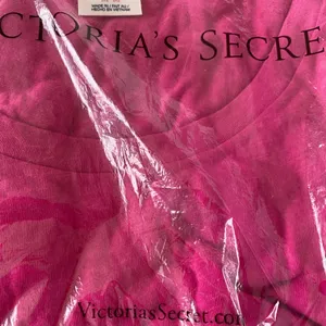 Brand new in bag VS Pink t-shirt thumbnail 4