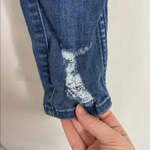 Hollister Ultra High-Rise Advanced Stretch Ripped Skinny Jeggings jeans size 28 thumbnail 7