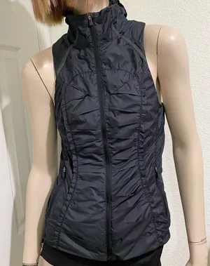 LULULEMON Black Lightweight Pleated Reflective Vest Size 4 thumbnail 1