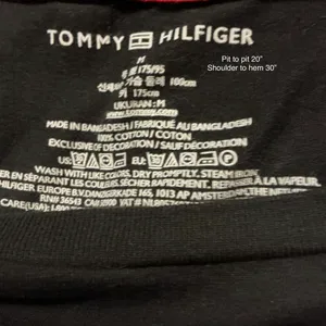 Men's Tommy Hilfiger Black Classic Fit Crew Neck Tee with Signature Flag Logo (Medium) thumbnail 2