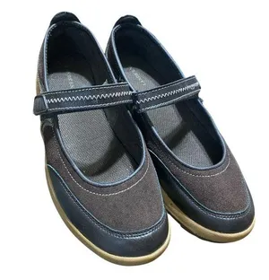 Lands End Mary Jane’s size 8 1/2 leather thumbnail 1