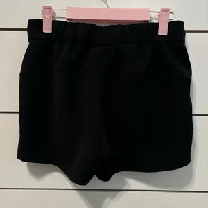 Lululemon On The Fly Short 2.5" thumbnail 4