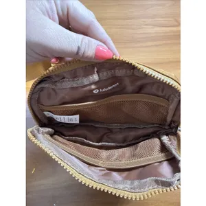 Lululemon Gold Zip Waist Pack One Size Adjustable w/2 Pockets 1L Nylon Unisex thumbnail 4