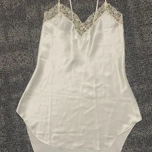 Vintage90s Victoria's Secret Cream Lace Chemise thumbnail 2