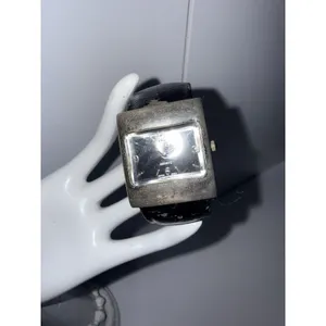 Vintage 1990s Gucci 7800 Black‎ Leather Cuff Watch Needs New Cuff & Battery thumbnail 4