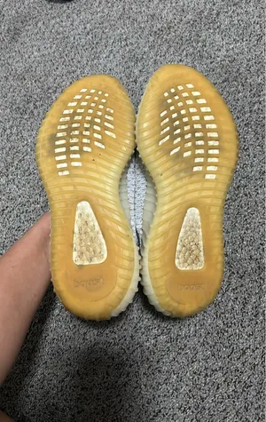 Yeezy Boost thumbnail 2