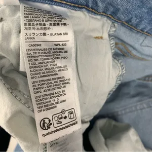 Levi's women's size 29 High waist Mom Jeans light wash denim thumbnail 5