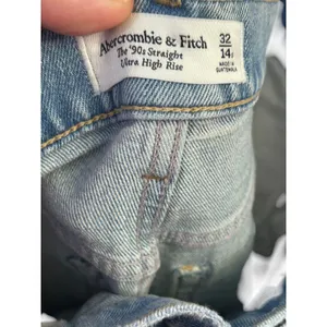 Abercrombie & Fitch Ultra High Rise 90s Straight Jean Size 32 Short Light WASH thumbnail 8