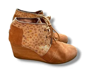 TOMS Desert Wedge Booties Womens 6.5 Tan Suede Metallic Floral Ankle Boots thumbnail 1