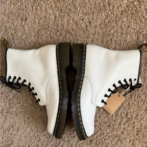 NWT Dr. Martens 1460 White Lace-Up Boots Womens size 9 thumbnail 6
